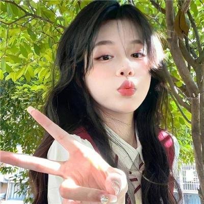 举杯畅饮的姐姐们